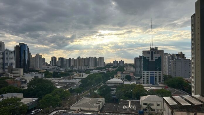 Céu nublado sobre os prédios de Maringá