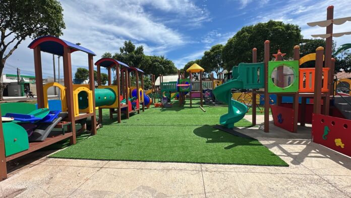 Parquinho próximo à Praça da Feira ganha grama sintética em Guaíra