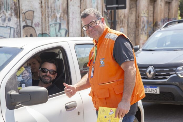 Piraquara faz blitz educativa de trânsito no Centro Histórico