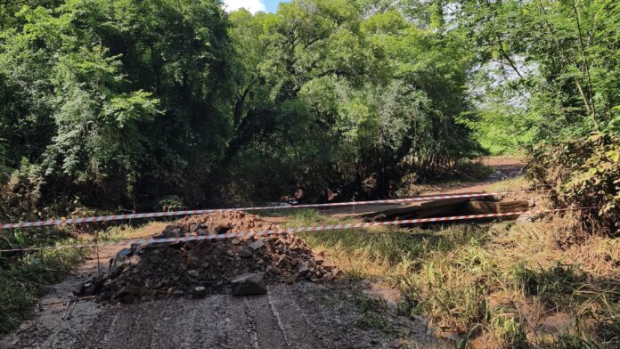 Ponte no interior de Francisco Beltrão permanece fechada após laudo apontar risco de colapso