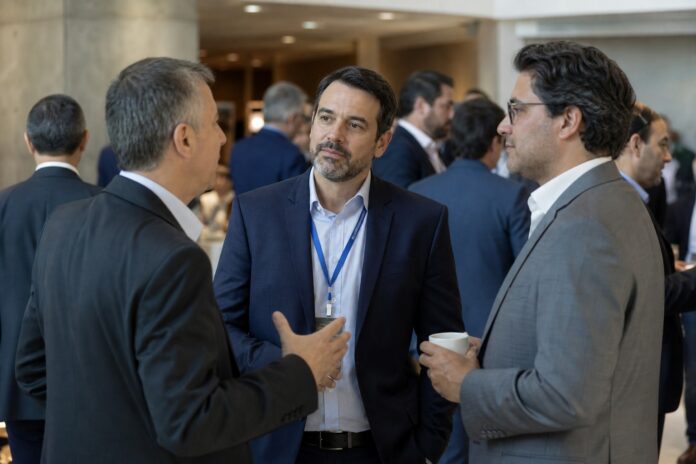 Empresários conversando no foyer de auditório