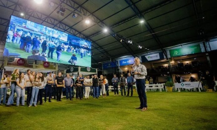 Público reunido durante evento da Frísia em Carambeí