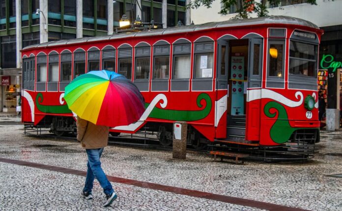 Frente fria se afasta do Paraná, chuva forte volta no domingo