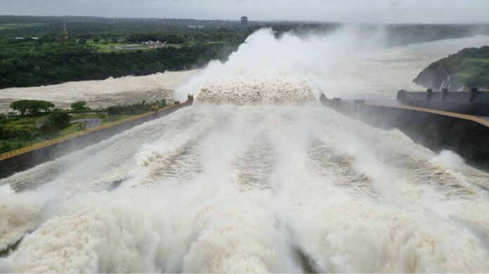 Itaipu abre dez comportas e libera água sete vezes maior que as Cataratas em Foz do Iguaçu