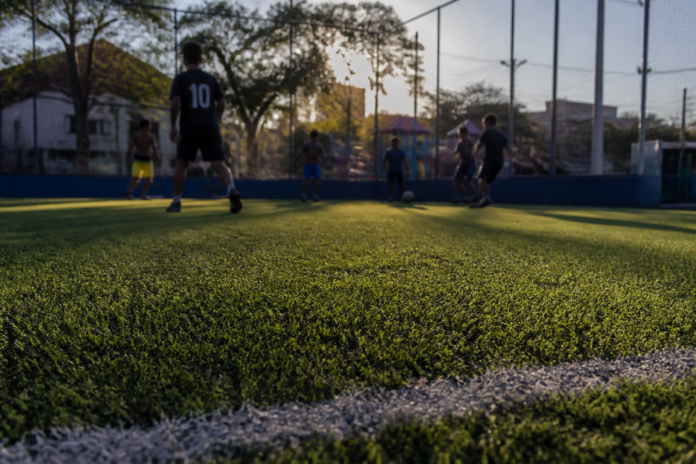Apucarana inaugura três campos de futebol com grama sintética para afastar jovens das telas