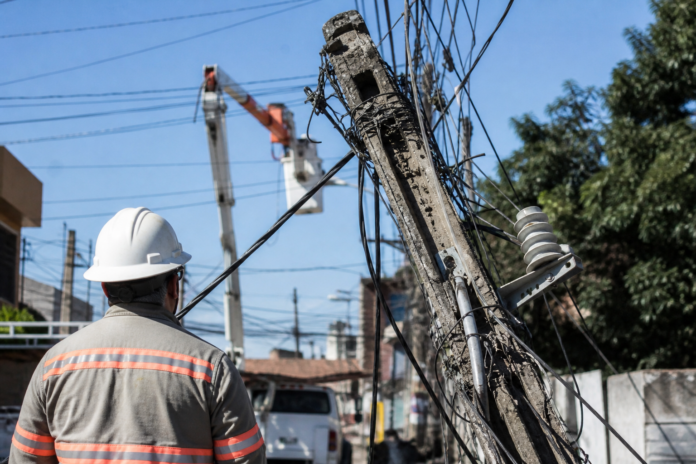 Maringá tem 850 imóveis sem energia após temporal, Copel trabalha na recuperação