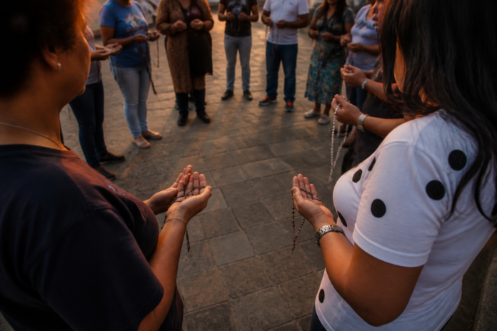 Diocese de Guarapuava celebra Semana da Vida com terço na Praça 9 de Dezembro