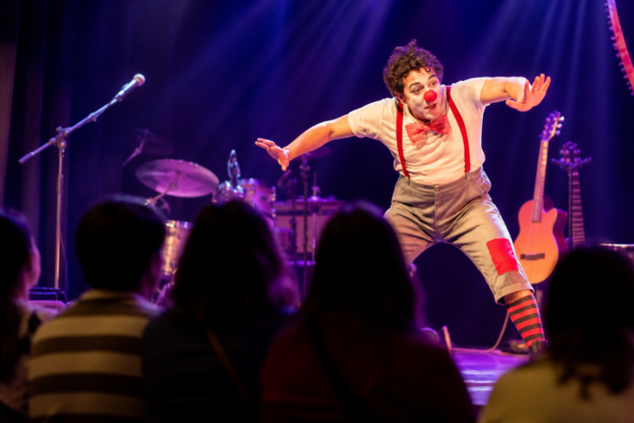 Palhaçaria gratuita com música ao vivo no Teatro Municipal terça em Guarapuava