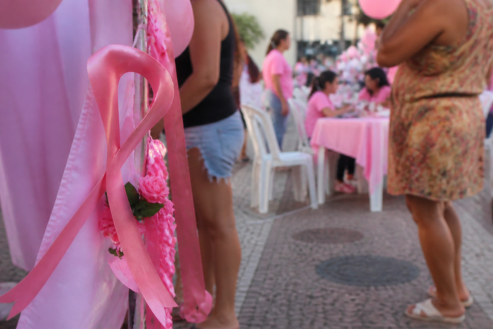 Domingo no Centro celebra Outubro Rosa no calçadão da Rua XV