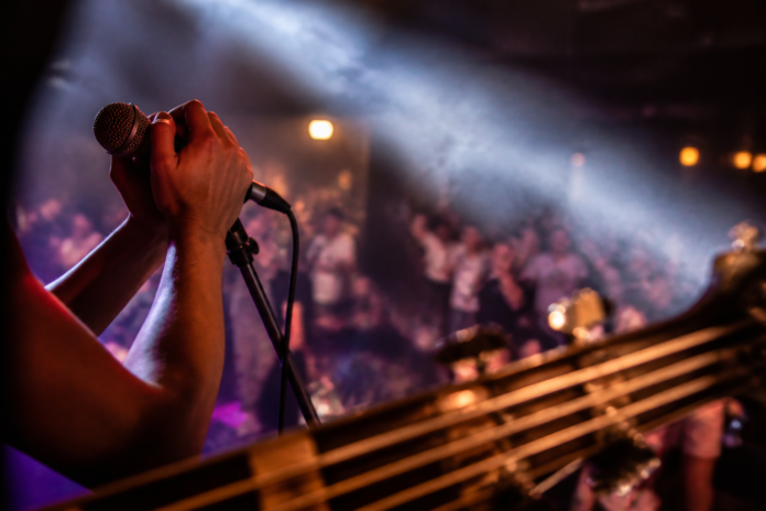 Fabio Lione traz clássicos do metal ao Teatro Torres Botânico nesta sexta
