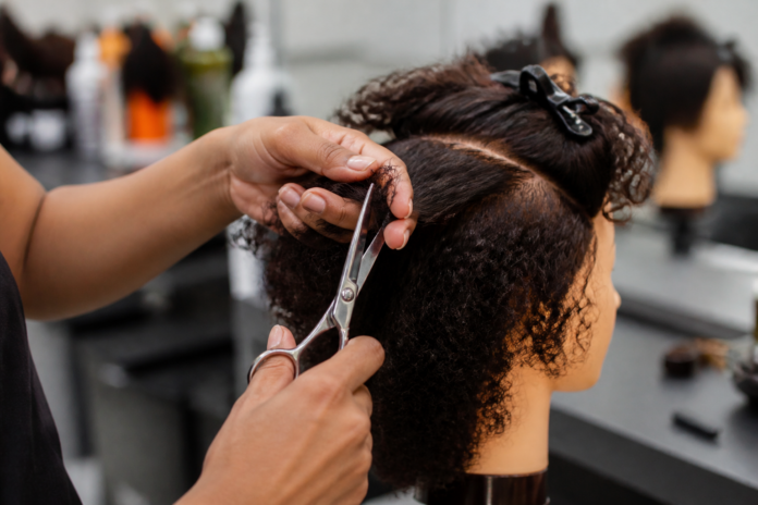 Guaíra abre 16 vagas em curso gratuito de corte de cabelos cacheados