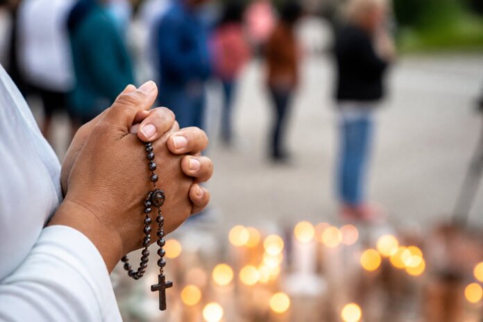 Guarapuava reúne fiéis em oração pela vida e pela paz