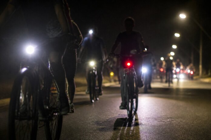 Bike Night de outubro reúne 50 ciclistas em passeio do Outubro Rosa em São José dos Pinhais