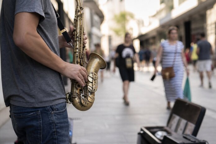 Musical sobre Curitiba estreia na rua com personagens em ação no centro