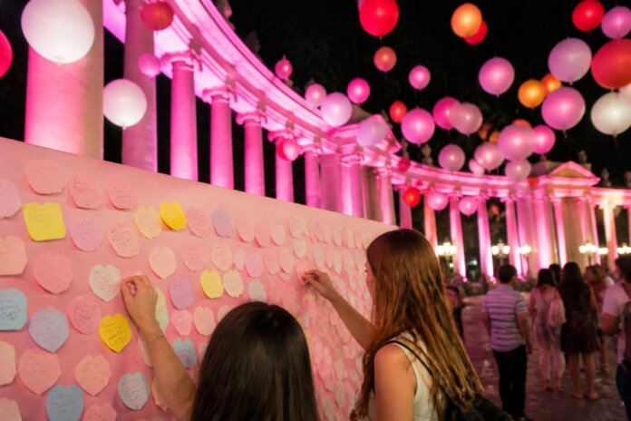 Medianeira Rosa abre com iluminação da praça e mobilização pela saúde da mulher