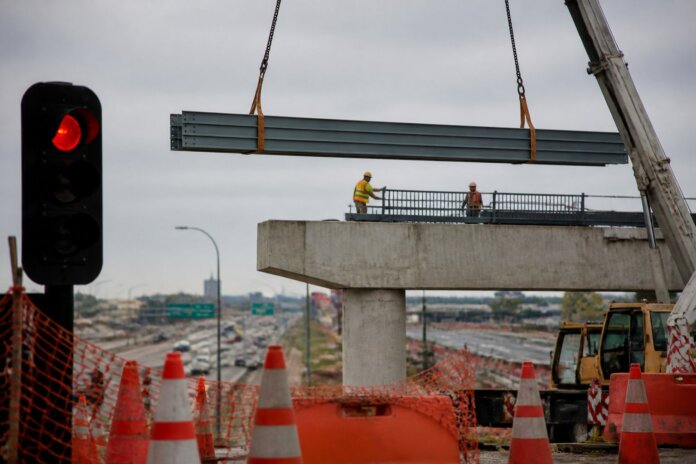 BR-277 em Curitiba fecha para içamento de vigas, opera em meia pista na madrugada
