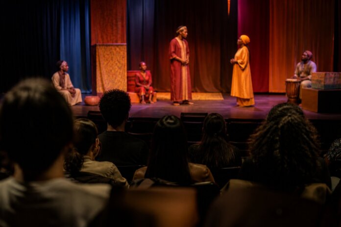 Teatro de Campo Mourão abre palco para estudantes em duas noites de cenas curtas