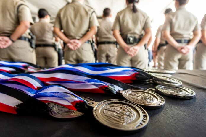 Polícia Militar de Irati comemora 16 anos com medalhas a profissionais