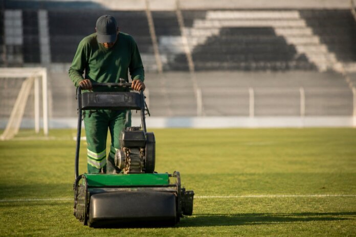 Arapongas recebe equipamentos para manutenção de campos e quadras esportivas