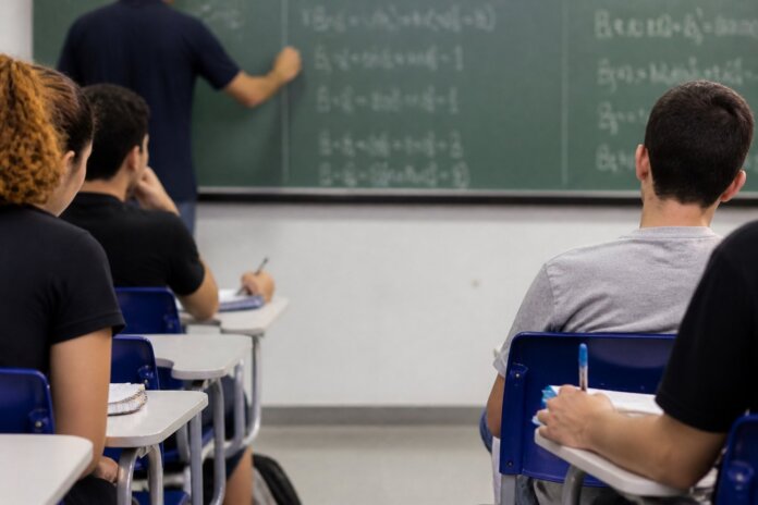 Curitiba abre 1.443 vagas para professores: inscrições até 2 de novembro