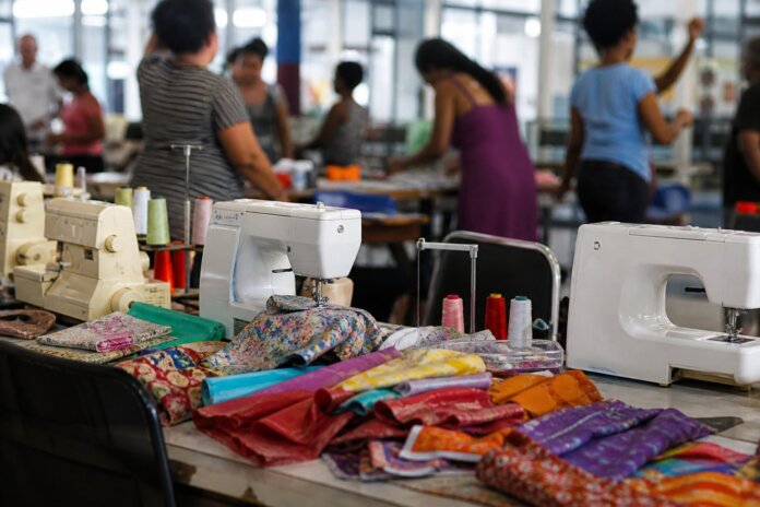 Telêmaco Borba amplia Círculo Artesanal com cursos de costura e culinária na Rodoviária
