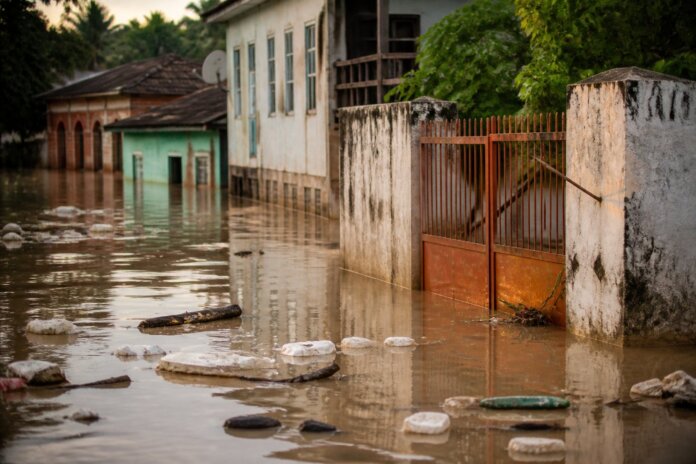 Rio Paraná sobe e força Itaipu a transferir 23 famílias em Ciudad del Este