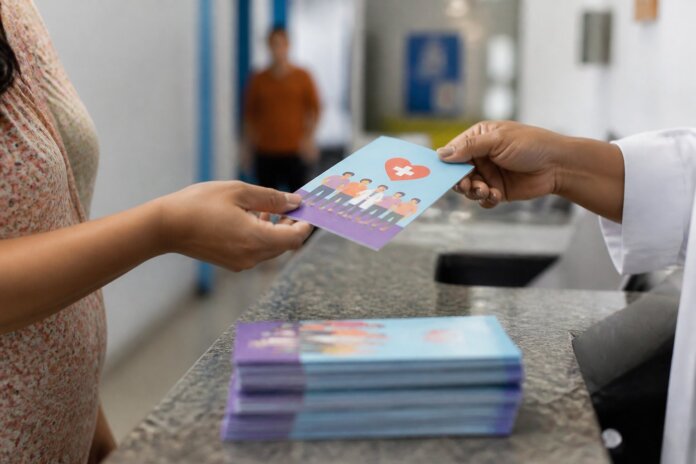 Outubro Rosa em Guaíra: orientação sobre saúde feminina nas unidades de saúde