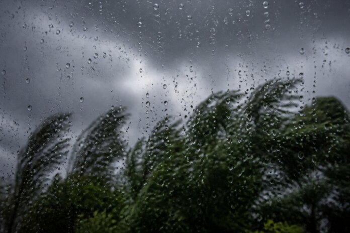 Paraná em alerta de tempestade até segunda, chuva de 50 mm e ventos de 60 km/h