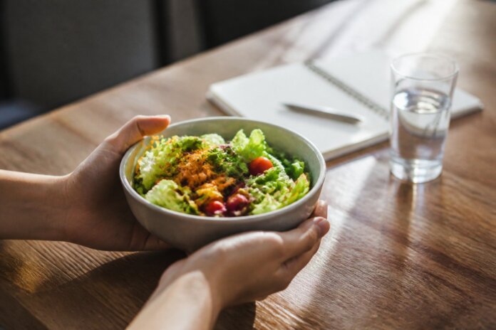 Estresse amplifica sintomas da síndrome do intestino irritável, dieta Low FODMAP ajuda
