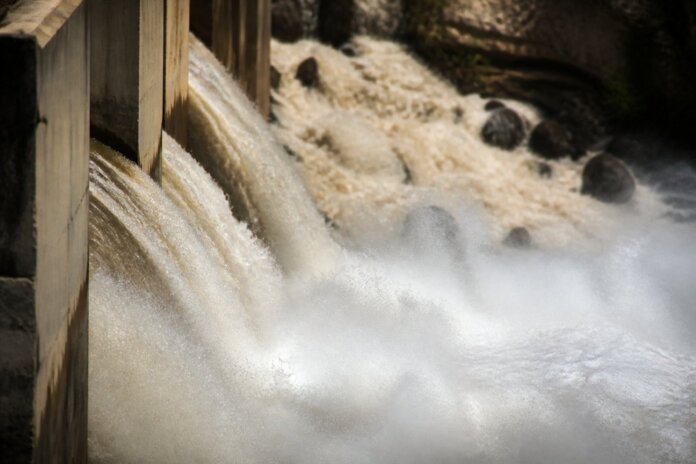 Itaipu abre segunda calha em Foz do Iguaçu, vazão sobe para 11 milhões de litros por segundo