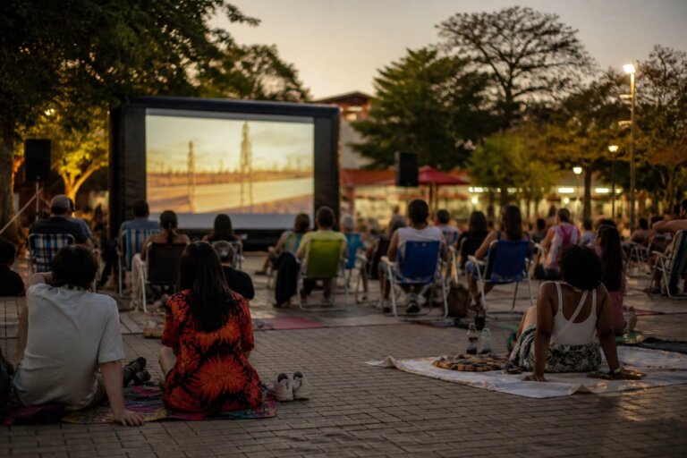 Cine Passeia leva cinema gratuito a praças de Curitiba e região até novembro