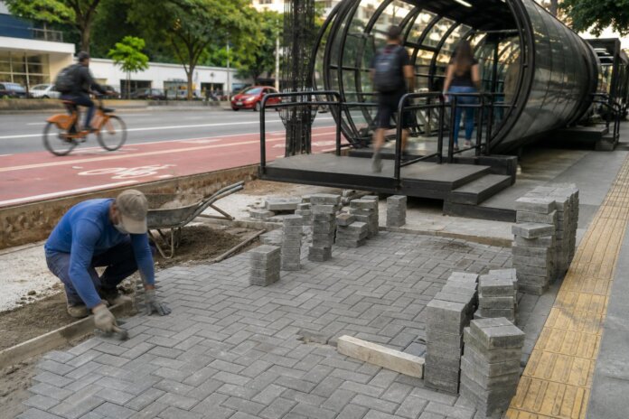 Estação-tubo Holanda ganha calçadas novas e ciclovia no Bacacheri
