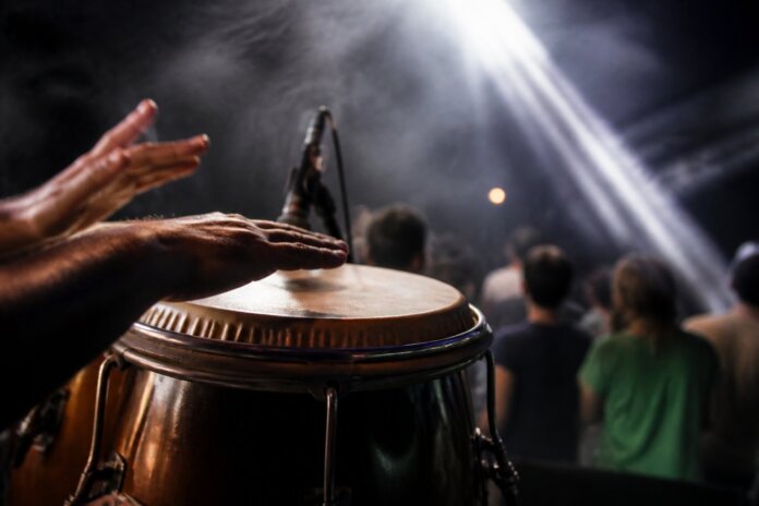 Kris Maciel traz show de samba a Curitiba no dia 20 de outubro
