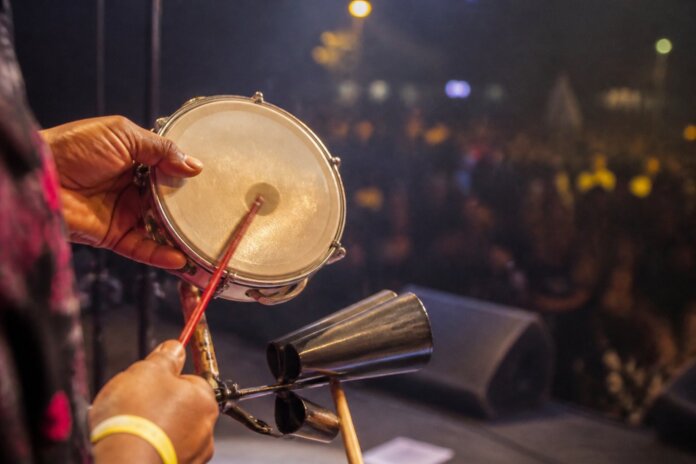 Kris Maciel leva samba a Curitiba em apresentação única na Caixa Cultural