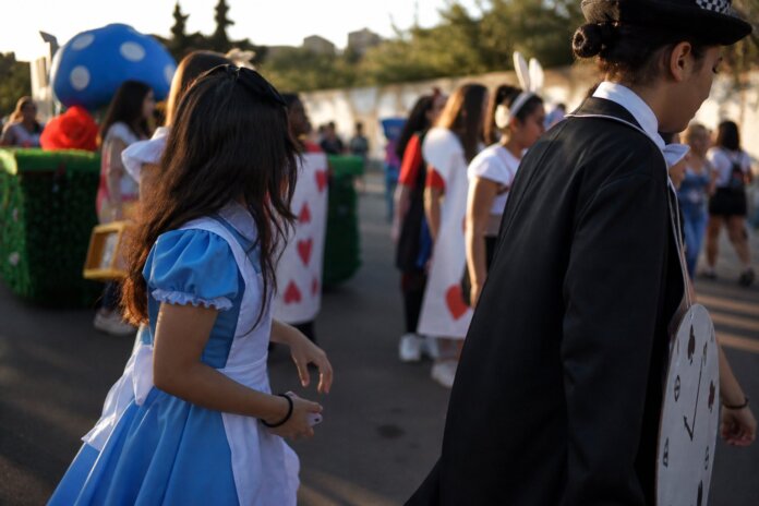 Curitiba: estudantes levam Alice no País das Maravilhas para conhecer a cidade