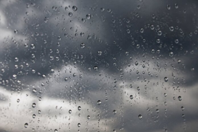 Quinta-feira com chuva e abafamento no Paraná, tempo muda a partir de sexta