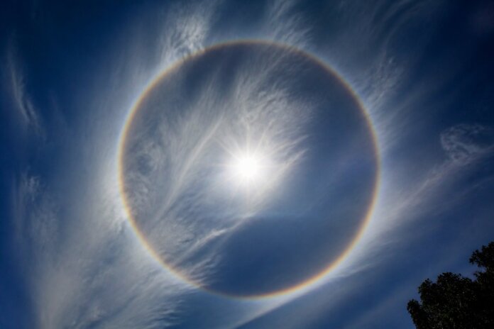 Halo solar aparece no céu de Apucarana