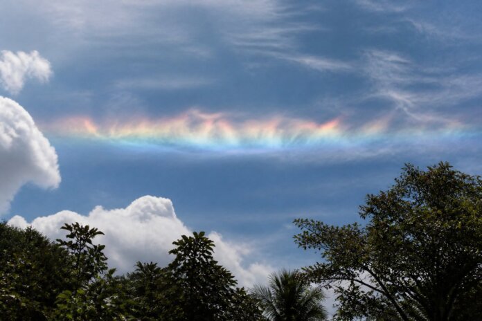 Arco colorido raro aparece no céu de Cascavel na segunda-feira