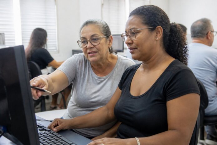 Outubro Rosa leva conversas sobre saúde feminina a 200 alunas em São José dos Pinhais