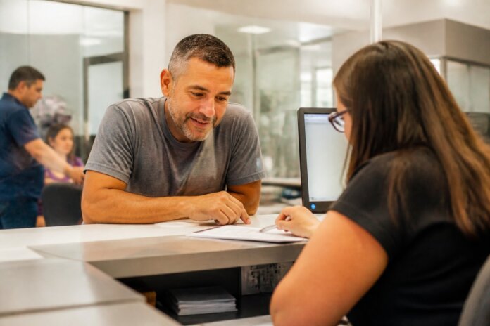 Detran abre 100 vagas de emprego no Paraná, salários chegam a R$ 7,6 mil