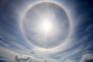 Paraná observa halo solar: fenômeno forma arco de luz ao redor do sol
