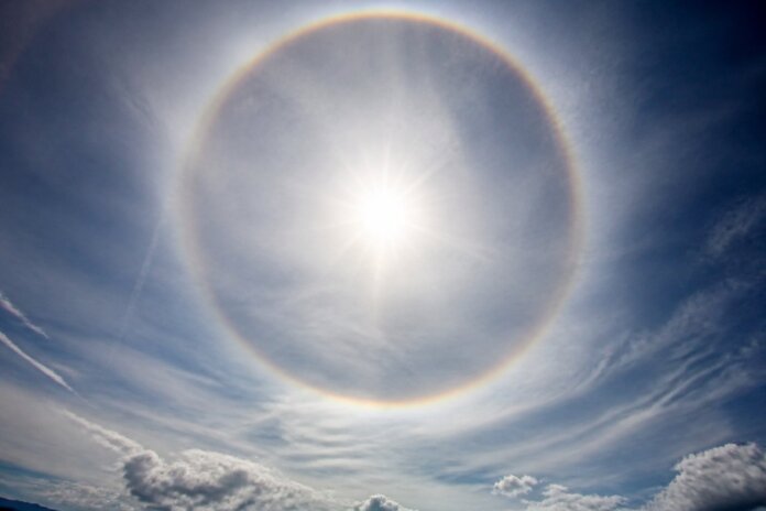 Paraná observa halo solar: fenômeno forma arco de luz ao redor do sol