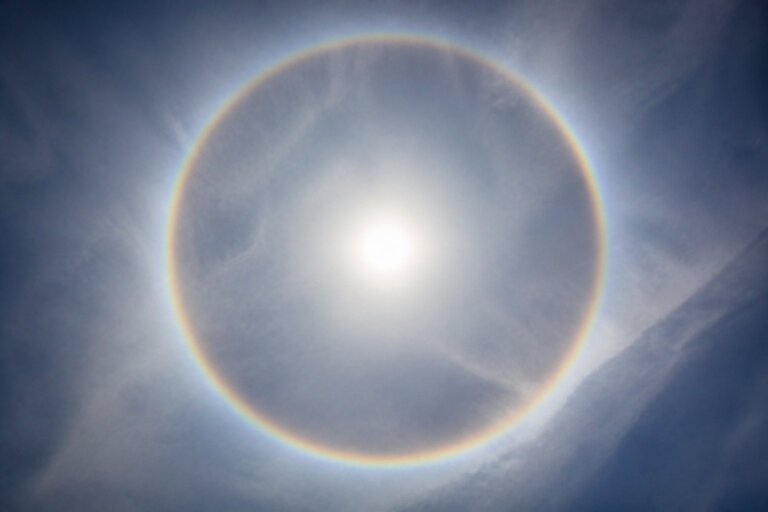 Halo solar gigante aparece no céu do Paraná; entenda o fenômeno