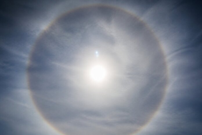 Halo solar impressiona no Paraná com círculo luminoso ao redor do Sol