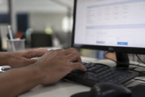 Motorista do Paraná pode recorrer multa de trânsito pela internet com efeito suspensivo