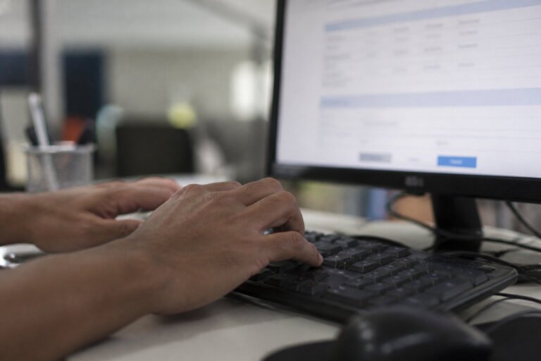 Motorista do Paraná pode recorrer multa de trânsito pela internet com efeito suspensivo