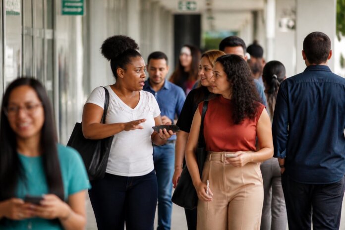 Toledo reúne idosos e jovens em oficina de petecas; próxima ação é 9 de novembro