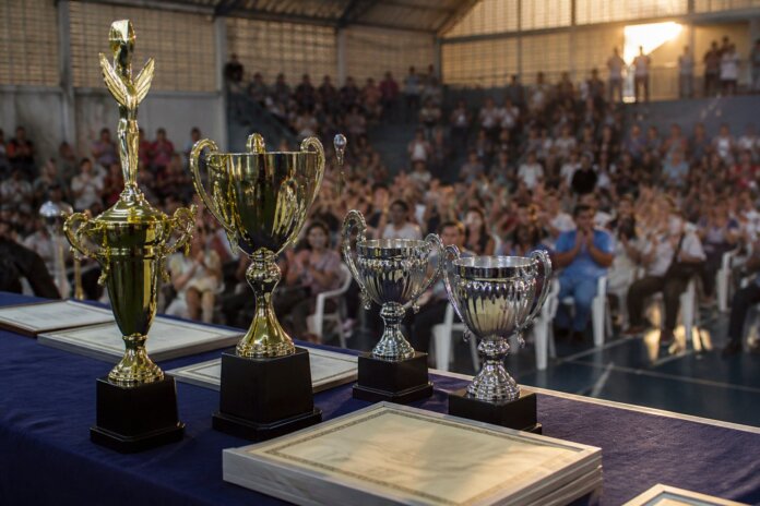 Pontal do Paraná premia educadores e escolas em cerimônia com 10 categorias
