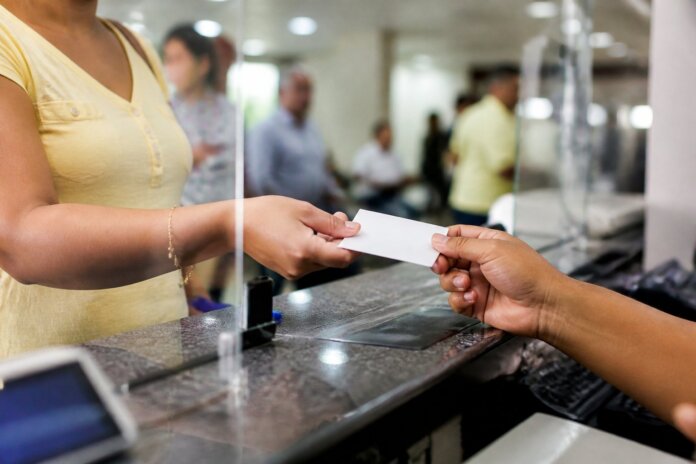 Servidores de Foz do Iguaçu recebem salários antecipados no Dia do Servidor Público