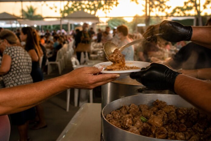 Uma tonelada de carne suína vai virar refeição gratuita em Curitiba